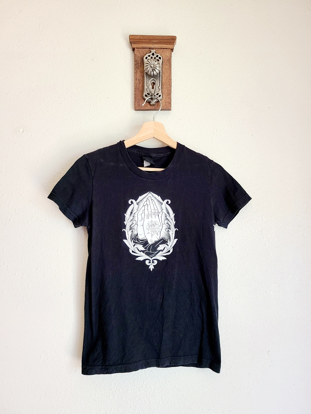 Women's Black Short-Sleeve Graphic Tee with Prayer Hands Motif